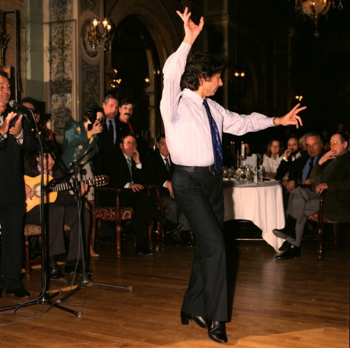 Mario Maya bailando en la celebración en el Hotel